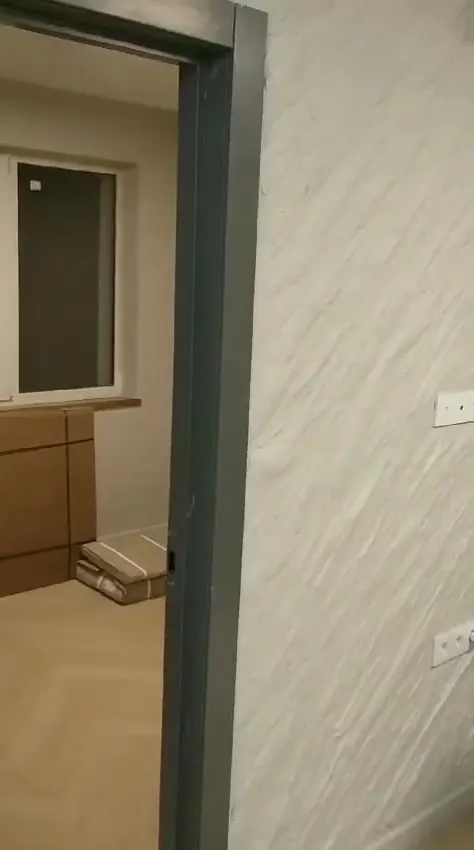 Кухня с деревянными фасадами и светлым полом